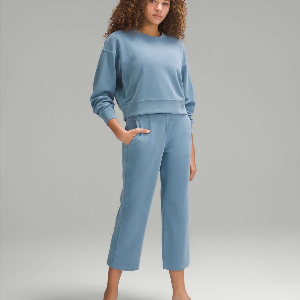 Like New! Lululemon Blue Softstreme Cropped Pants Size 8